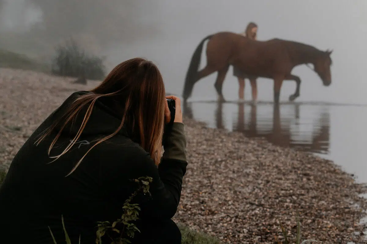 Pferdefotografin bei einem Fotoshooting