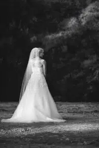 After Wedding Shooting. Braut im Abendlicht. Schwarz Weiss Fotografie