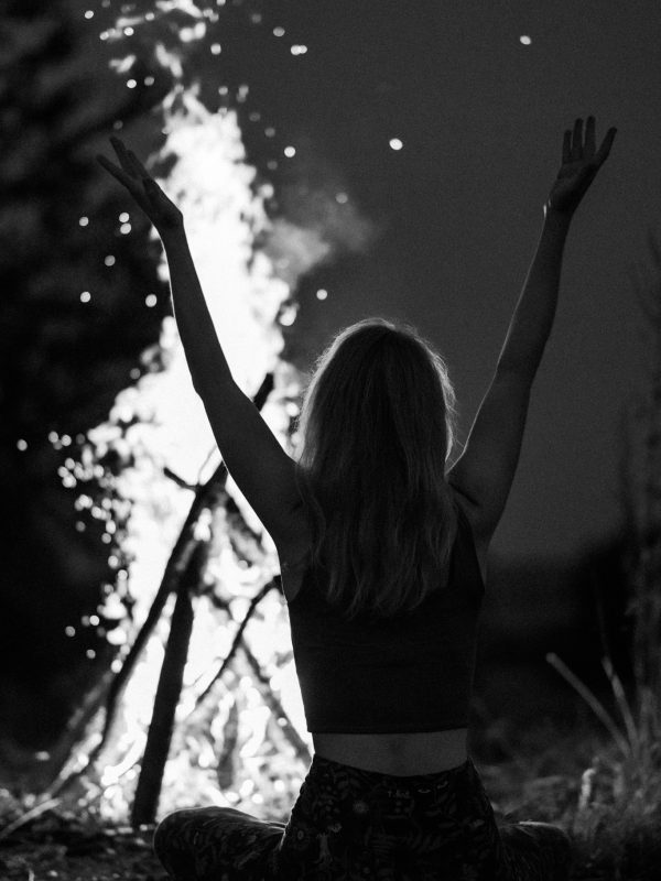 Frau am Lagerfeuer - B2B Portrait Shooting Frontenhausen Schamanin
