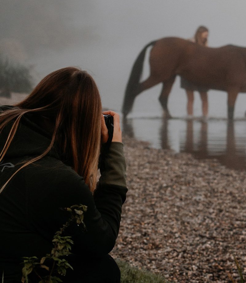 Pferdefotografin bei einem Fotoshooting