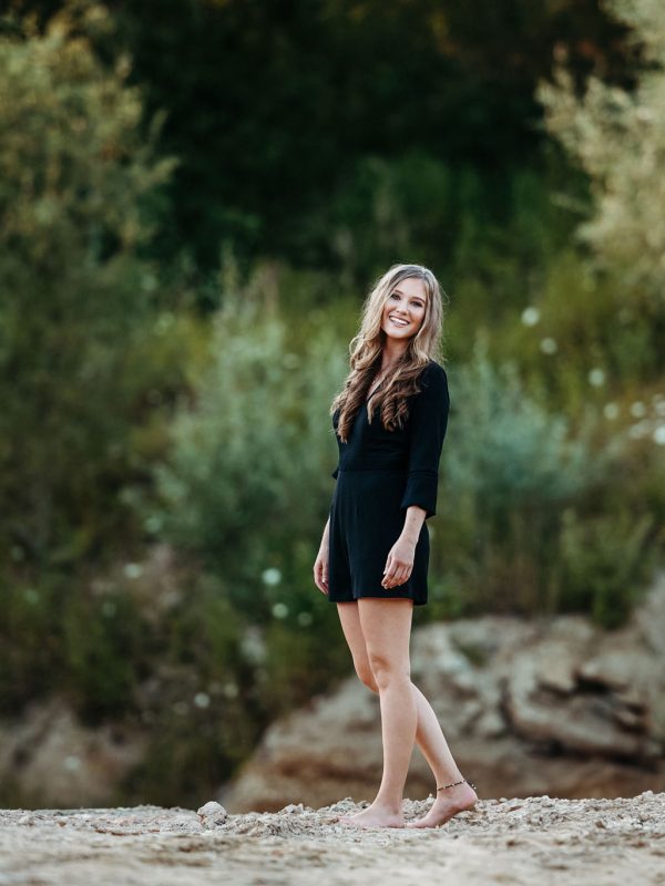 Portraitshooting. Junge Frau barfuss im Grünen